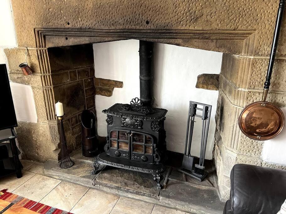 17Th Century Cottage With Hidden Garden Steeton 外观 照片
